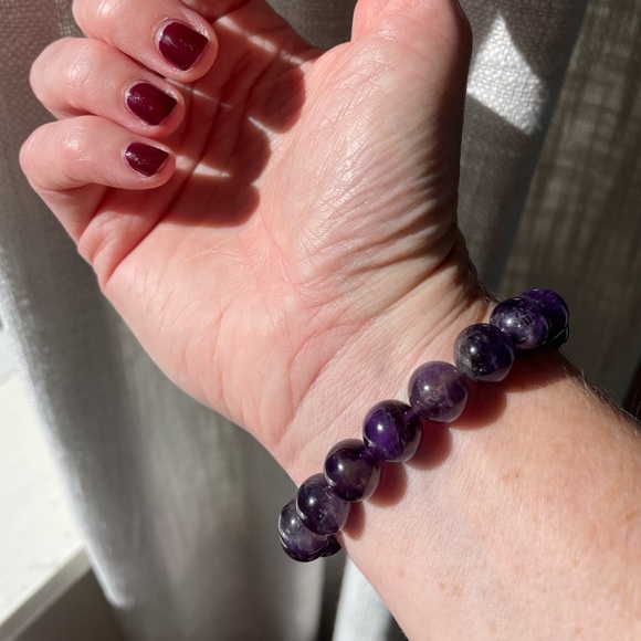 Amethyst polished round crystal gemstone bead bracelet - Picture 4 of 5